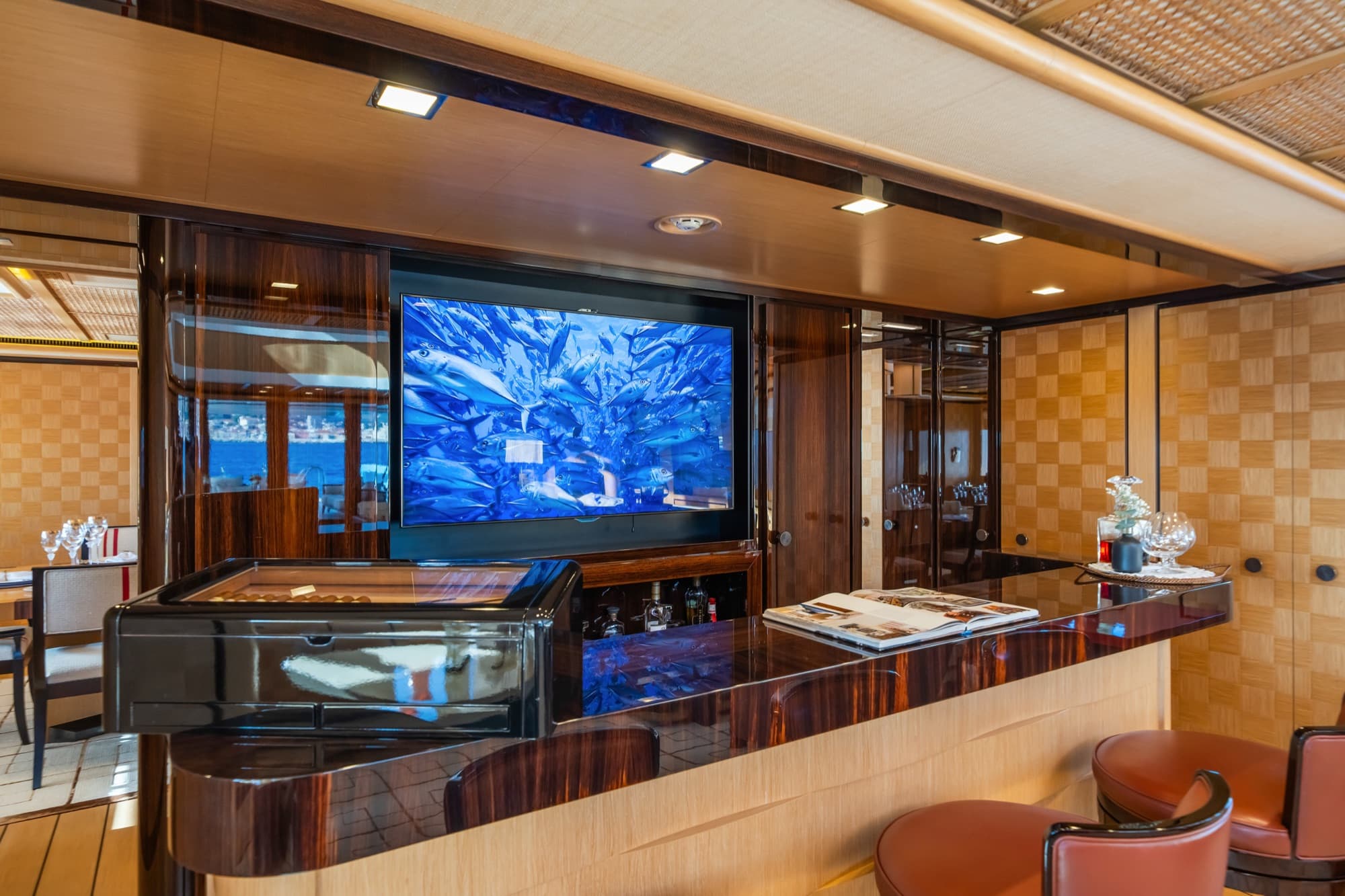 AXIOMA main salon bar