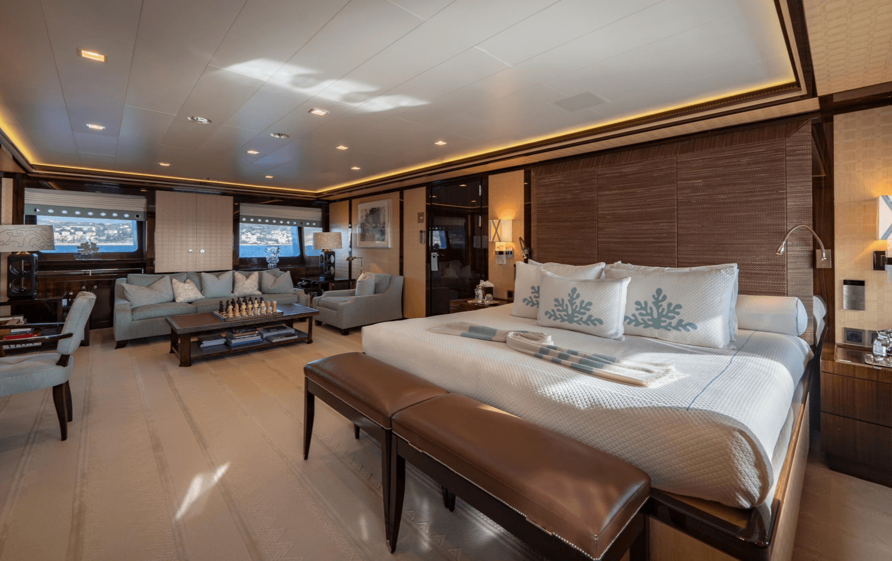 AXIOMA lounge dining table setting